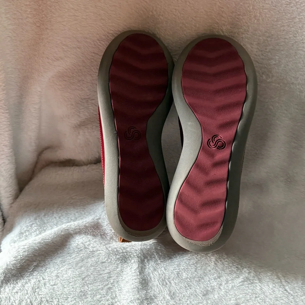 Clarks Shoes‎ Red Slip-On Women’s Size 6 Flats Loafers
